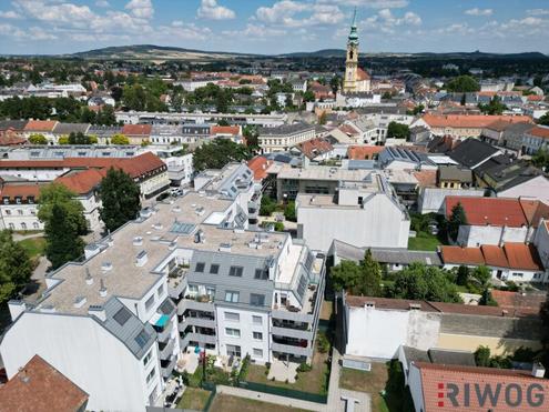 Privatsph�re in Zentrumslage | lichtdurchflutetes Dachgeschoss | 37m� Terrasse mit herrlichem Weitblick �ber die Donau und ins Weinviertel | Heizen & K�hlen mit eigener Luftw�rmepumpe | 2 Tiefgaragenpl�tze
