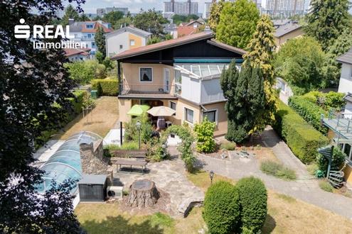 Einfamilienhaus mit Salzwasserpool, Wintergarten, Garage und zwei Carports