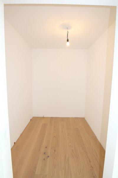 SCHLAFZIMMER MIT SCHRANKRAUM UND LOGGIA