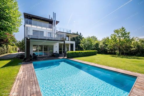 Traumhafte Villa mit Pool, Garten & Weitblick in Brunn am Gebirge