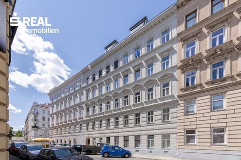 Vollsanierte, großzügige 3 Zimmer Altbauwohnung
