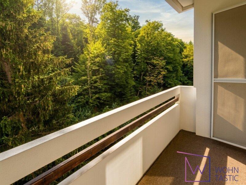 Gesch�tzte Loggia mit Blick in den Baumbestand