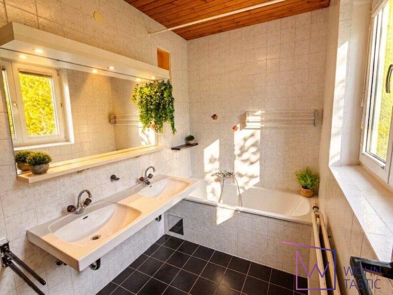Tageslichtbad mit Badewanne und Doppelwaschtisch