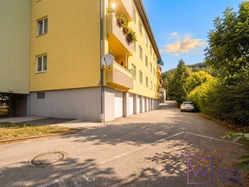 Hausansicht mit Garagenansicht und gr�nem Umfeld