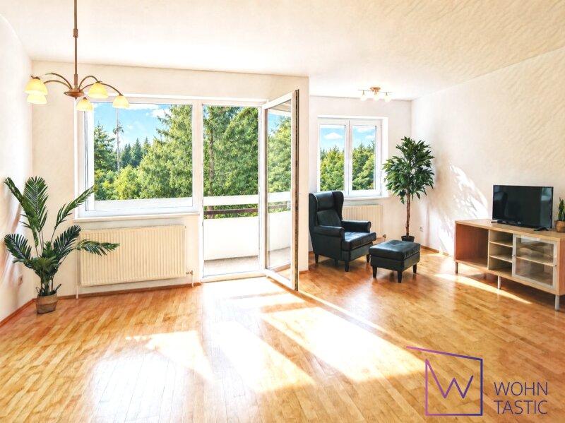 Wohnzimmer mit Loggiazugang und Gr�nblick