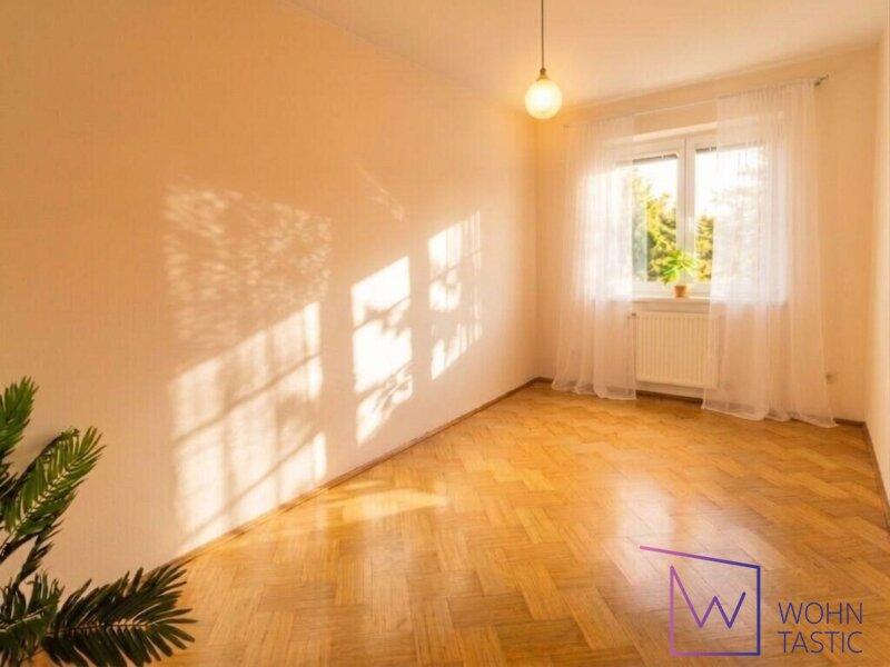 Schlafzimmer mit Holzparkett und Gr�nblick