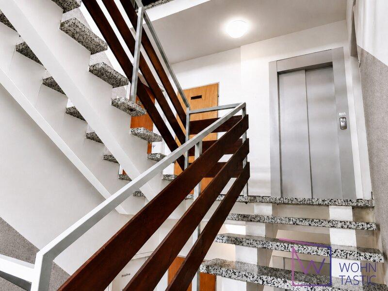 Treppenhaus und Lift im Wohngeschoss