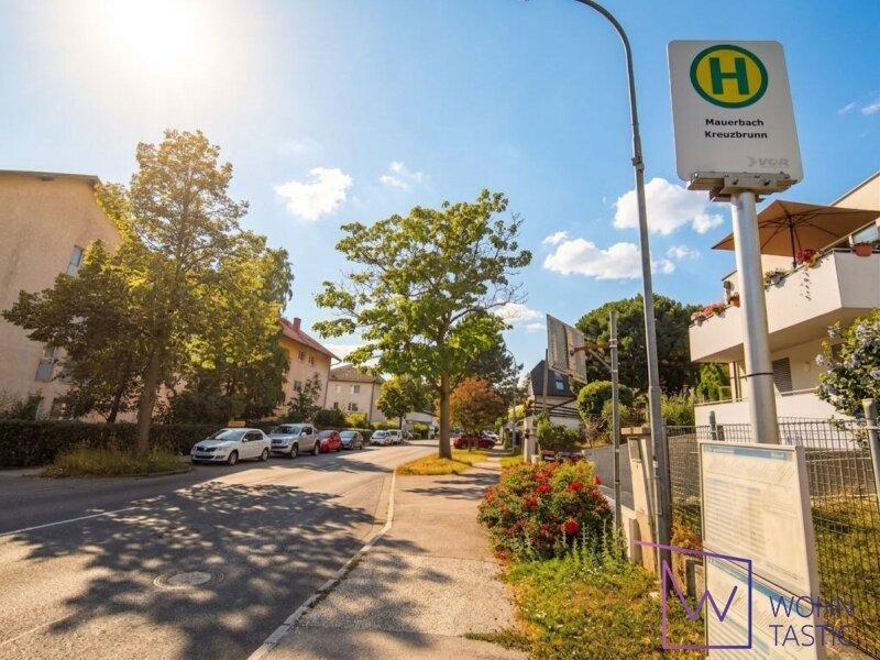 Bushaltestelle im direkten Umfeld