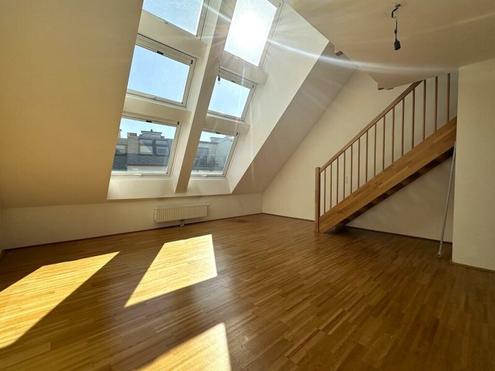 KLIMATISIERTE 83 m2 DACHGESCHOSS-MAISONETTE MIT 2 TERRASSEN, Wohn-Esszimmer mit  Kochnische, Wohnzimmer, 1 Zimmer, Wasagasse