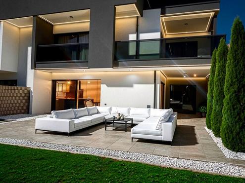 Luxuri�se 3-Zimmer-Gartenwohnung mit 202 m� Privatgarten, zwei Tiefgaragenpl�tzen und Swimmingpool-Potenzial