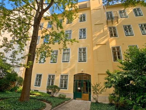 Ruhige Dachgeschosswohnung mit Klima - hinterm Rathaus
