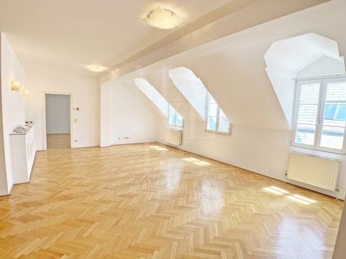 Ruhige Dachgeschosswohnung mit Klima - hinterm Rathaus
