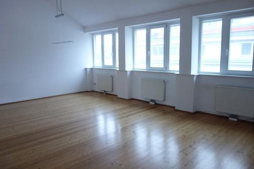 Charmante 2-Zimmer Dachwohnung mit Terrasse in 1110 Wien - gepflegt und top ausgestattet!