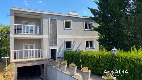 Gro�z�giges Zweifamilienhaus mit gro�em Garten und viel Potenzial