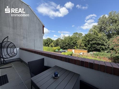 Moderne Maisonettewohnung auf drei Ebenen mit Balkon, Klimaanlage und eigenem Stellplatz