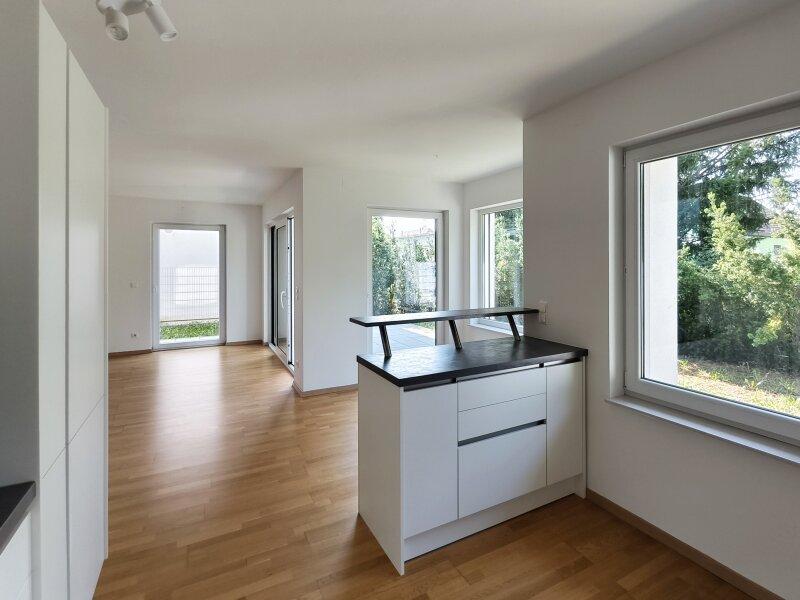 K�che mit Blick zum Wohn-/Essbereich