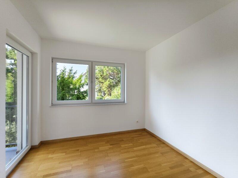 zweites Schlafzimmer mit Zugang zum Balkon