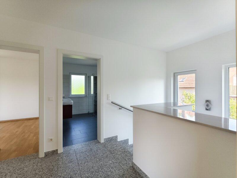 Vorraum mit Blick ins Badezimmer