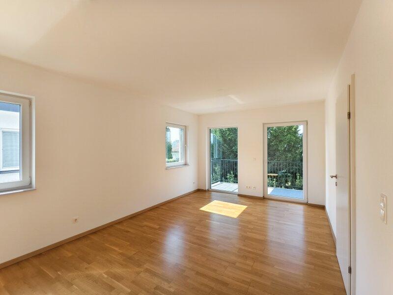 erstes Schlafzimmer mit Zugang zum Balkon