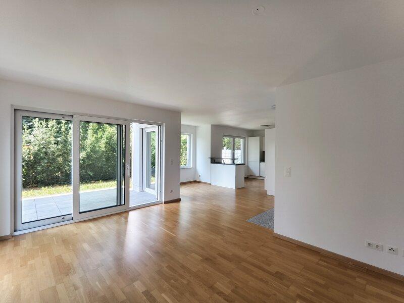 Wohn-/Essbereich mit Blick zur K�che