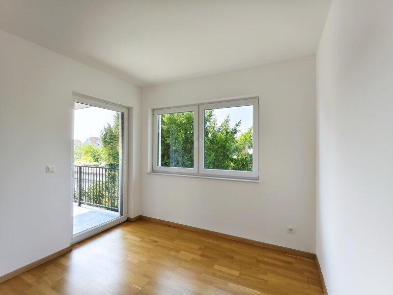 zweites Schlafzimmer mit Zugang zum Balkon