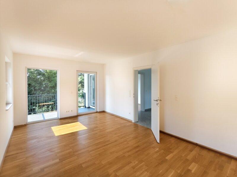 erstes Schlafzimmer mit Zugang zum Balkon