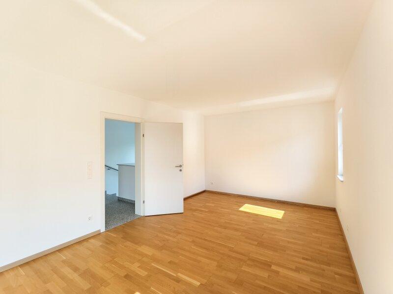 erstes Schlafzimmer mit Zugang zum Balkon