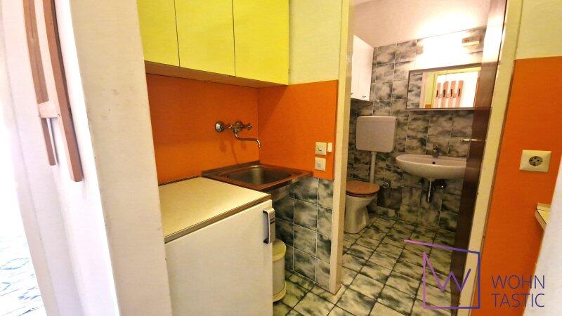 Ein Blick ins Bad mit WC und Badewanne