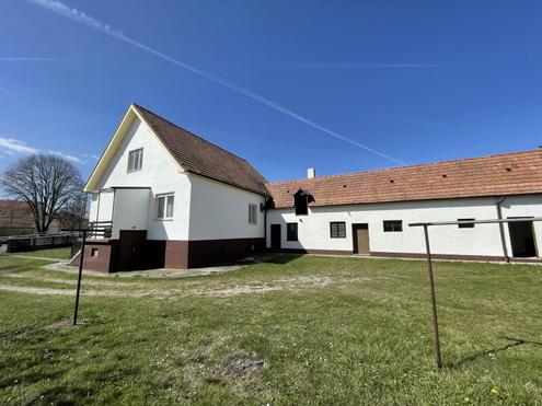 EHEMALIGES GEHÖFT MIT GROSSEM GARTEN, SCHEUNE UND NEBENGEBÄUDEN/GARAGEN!