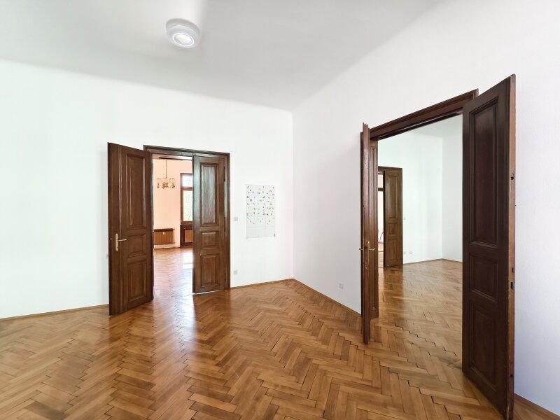 drittes gro�es Zimmer stra�enseitig
