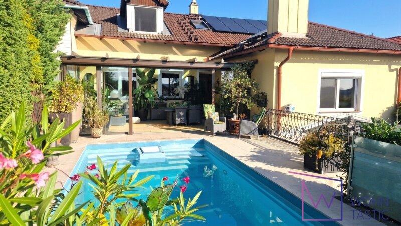 Obere Terrasse mit Pool