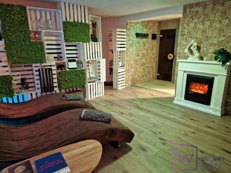 Hotel�hnlicher Wellness-Bereich mit E-Kamin