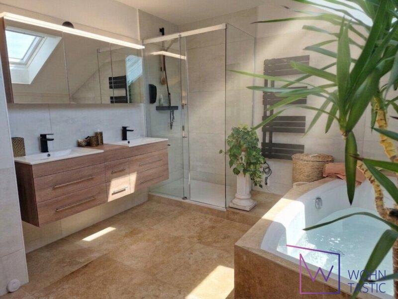 Gro�es Badezimmer im OG