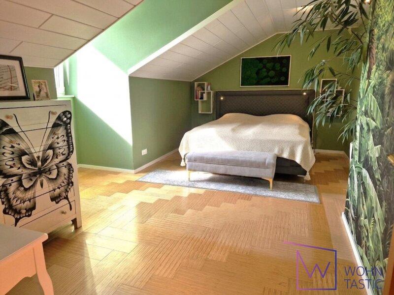 Master-Bedroom mit Blick in den Garten und in die Ferne.
