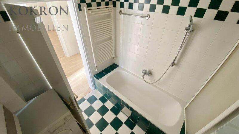 Gepflegtes Badezimmer mit Badewanne.