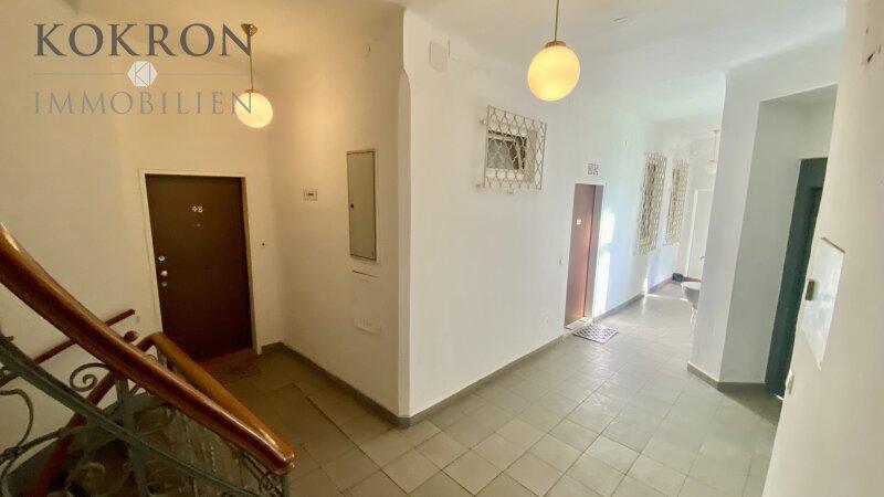 Altbauhaus mit Personenlift vor der T�r.