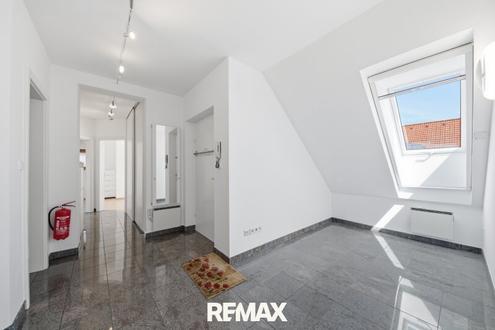 Moderne Wohnung mit Balkon und 2 PKW-Stellpl�tze: Wohnen in zentraler Lage von Hollabrunn!