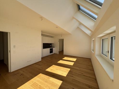 NEUES ZUHAUSE IM DACHGESCHOSS: Nähe Sobieskiplatz und MedUni!