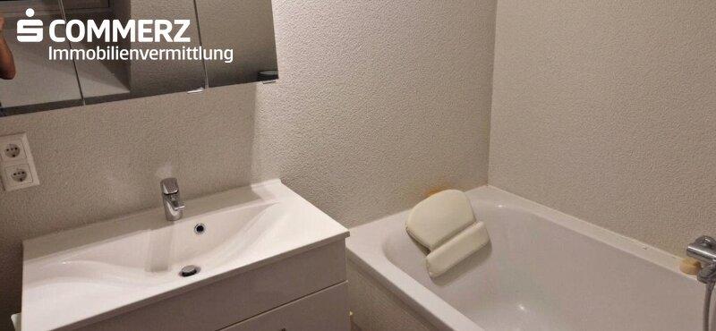 Badewanne KI_bearbeitet