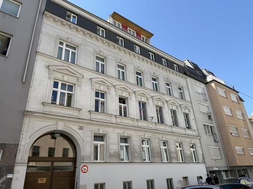 VIKTOR-ADLER-MARKT, topgepflegte 72 m2 Altbau, Wohnk�che, 2 Zimmer, 2er-WG geeignet, Komplettk�che, Wannenbad, Columbusgasse