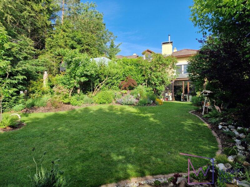 Blick vom Garten auf Terrasse und Haus