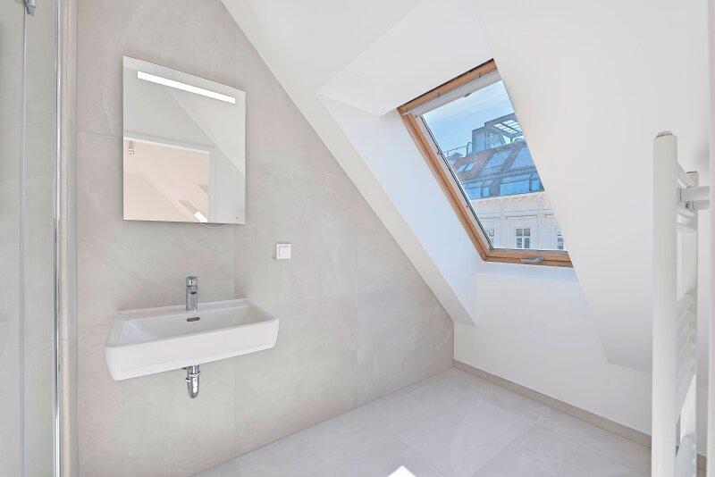 Badezimmer mit Fenster