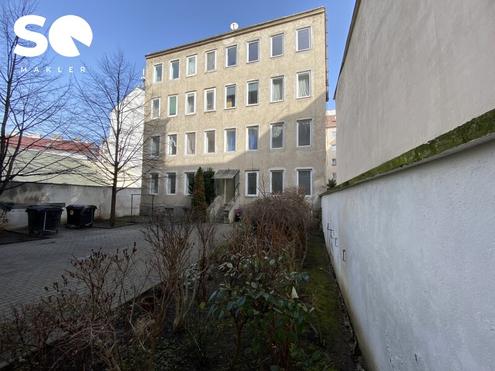 # SQ - ZINSHAUS (HOFTRAKT) - IDEELER ANTEIL INKL. ROHDACHBODEN