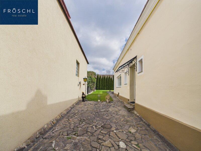 Einfahrt zum Garten und Wohnhaus