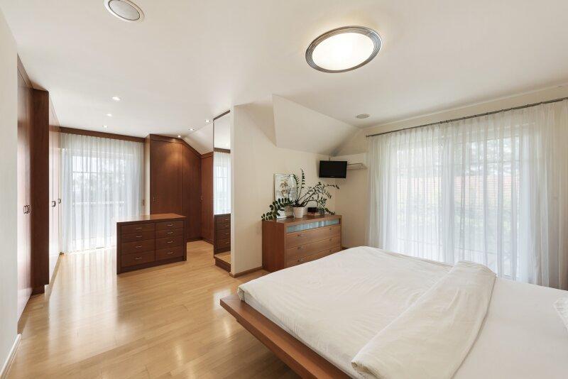 Schlafzimmer mit Schrankraumbereich
