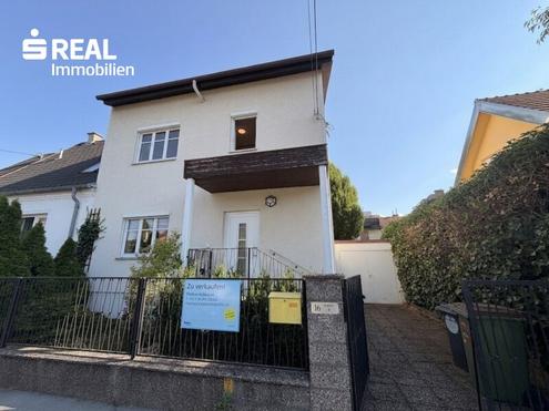 Doppelhaush�lfte 4 Zimmer, 106 m�, Garten & Garage - renovierungsbed�rftig