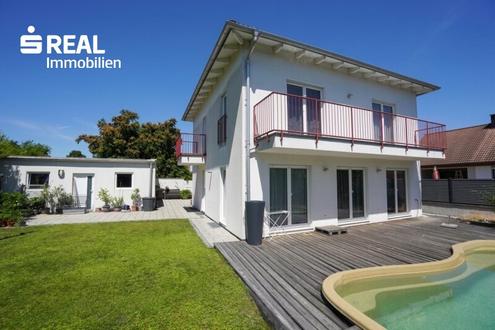 Familienidylle in Pfaffst�tten - Ger�umiges Einfamilienhaus mit Wohnkeller, B�ro, Doppelgarage und Garten mit Pool