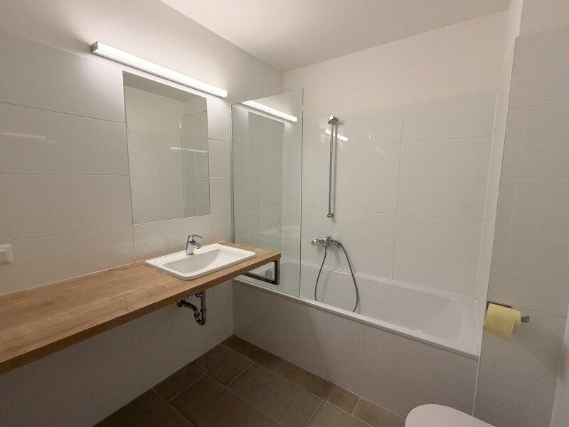 Bad mit Wanne und WC