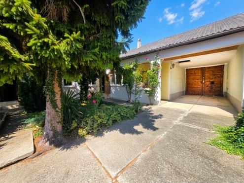 Wohnen mit Privatsph�re: Bauernhaus mit uneinsehbarem Innenhof, gro�em Maschinenschuppen und vielseitigen Nebengeb�uden