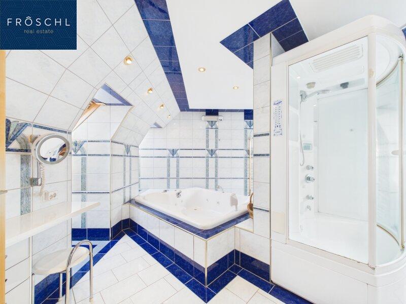 Blick zur Badewanne und Dusche